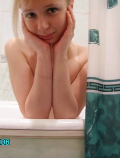 22 летняя няшка в ванной комнате и на работе