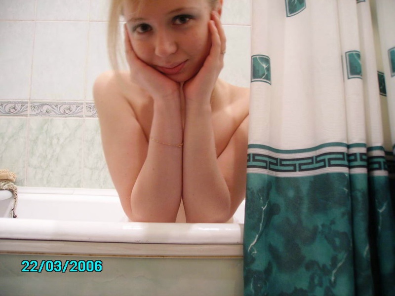 22 летняя няшка в ванной комнате и на работе 11 фото