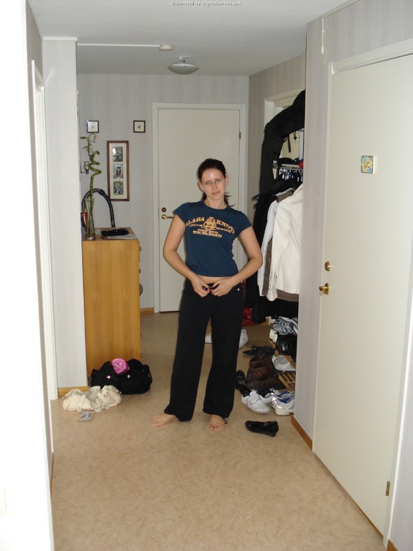 Подруга в нижнем белье показывает всю себя без одежды 16 фото