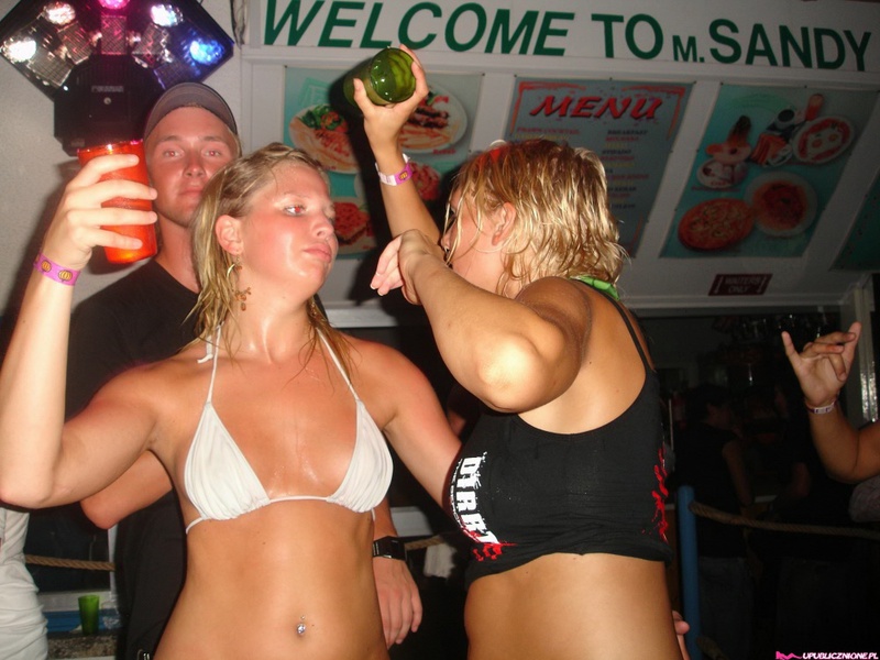 Пьяные девушки показывают голые сиськи на публике 19 фото