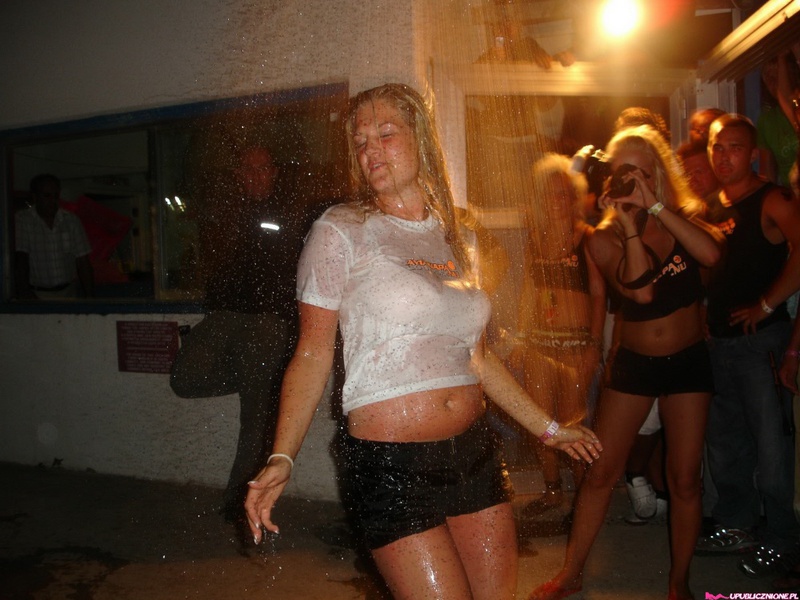 Пьяные девушки показывают голые сиськи на публике 14 фото