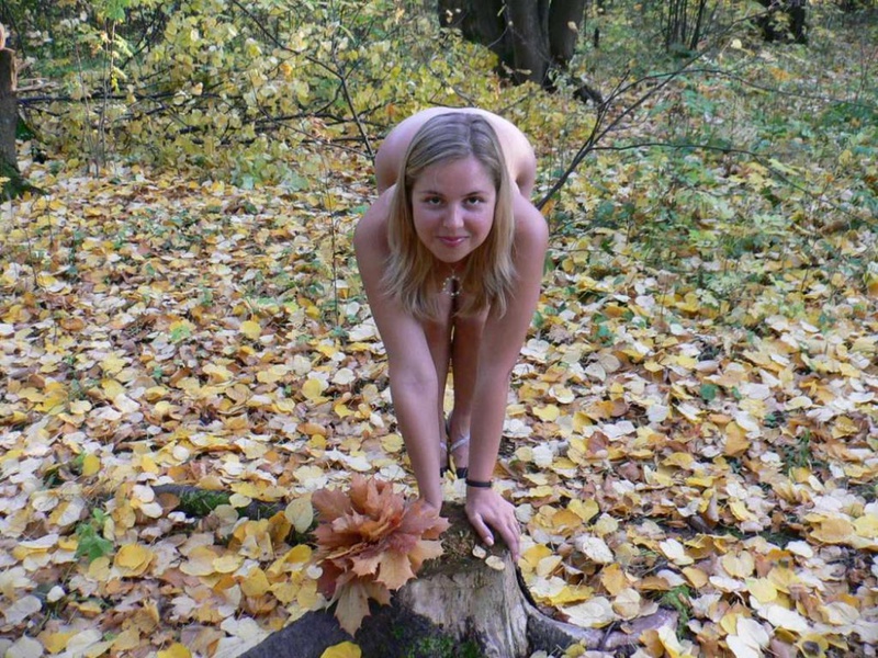 Деревенская девка разделась в осеннем лесу 16 фото
