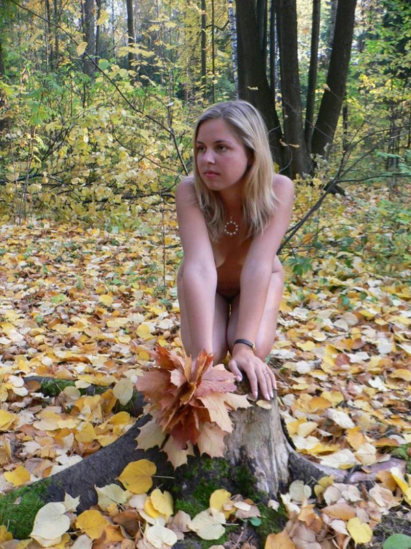 Деревенская девка разделась в осеннем лесу 17 фото