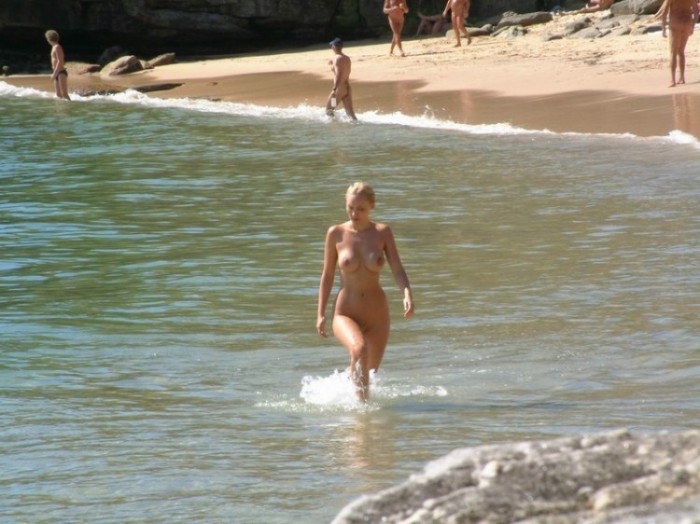Сиськастая блондинка позирует на пляже летом 9 фото