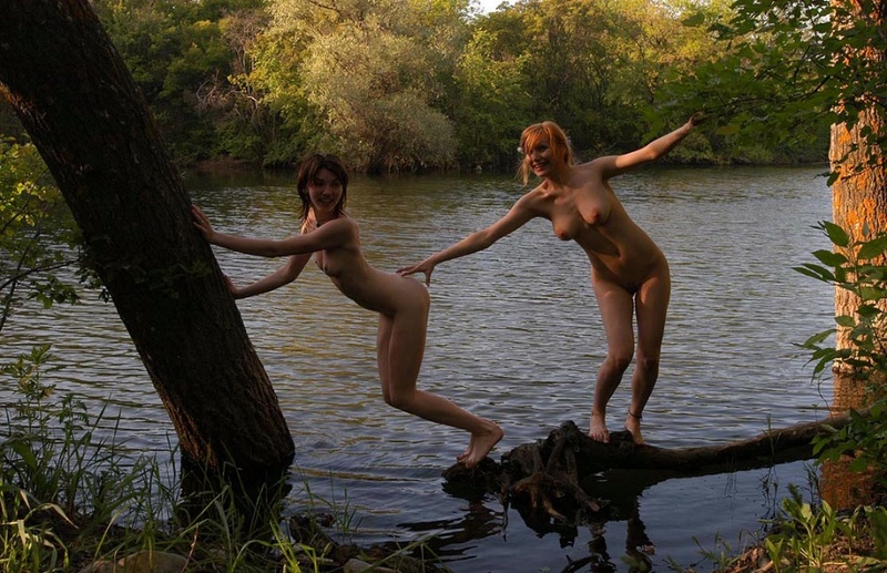 Прикольные голые девушки развлекаются на речке 7 фото