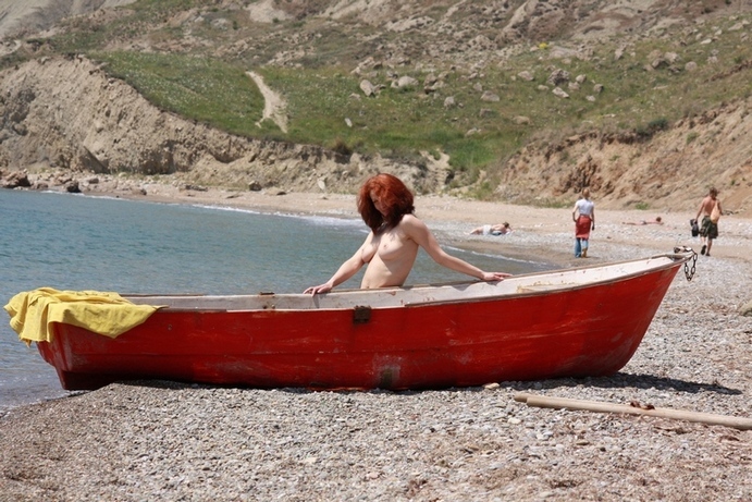 Голая и прикольная девушка на берегу моря 3 фото