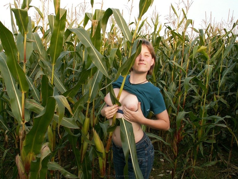 Девушка дрочит киску в кукурузном поле 5 фото