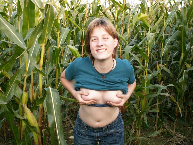 Девушка дрочит киску в кукурузном поле 7 фото