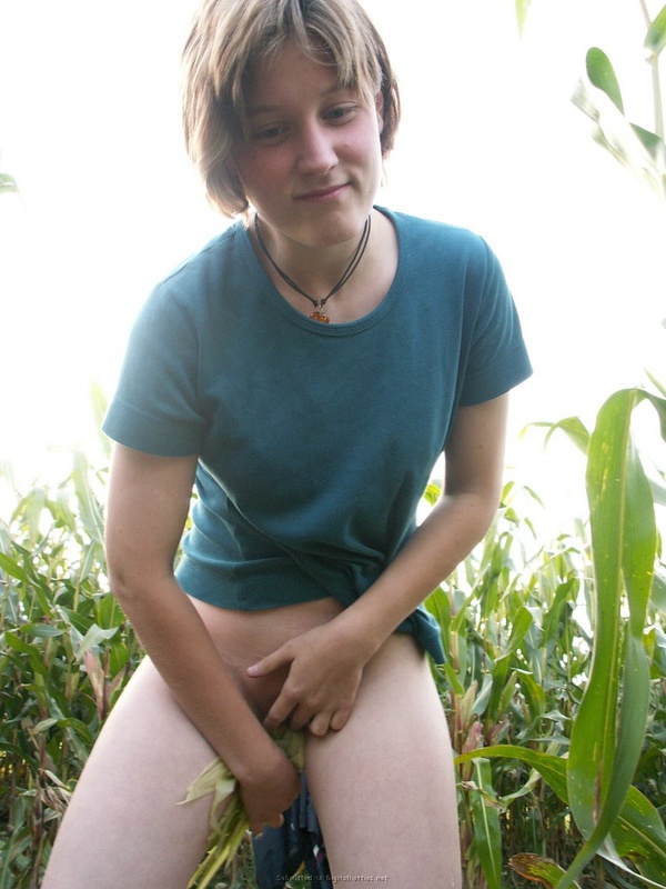 Девушка дрочит киску в кукурузном поле 26 фото