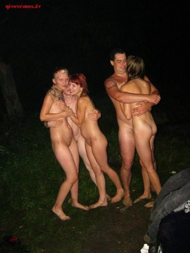 Молодые люди отдыхают голые на природе 7 фото