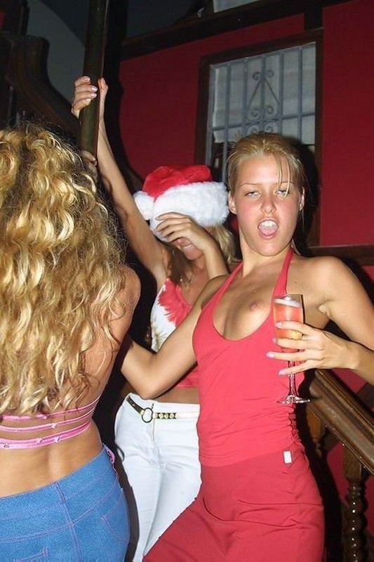 Пьяные бесстыдницы оголяются в ночном клубе 6 фото
