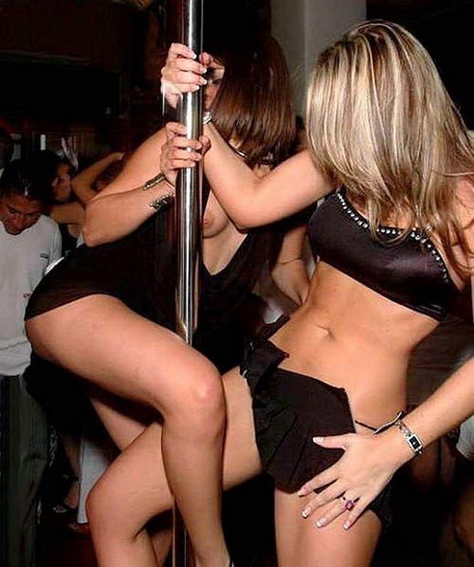 Пьяные бесстыдницы оголяются в ночном клубе 7 фото