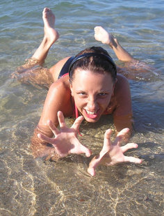 Откровенные снимки девушки на пляже и на природе за все лето