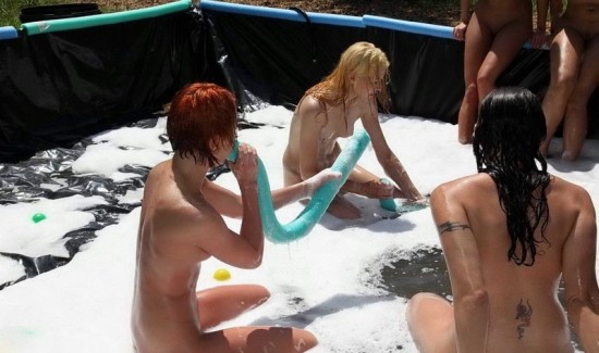 Лесбийская групповуха в бассейне и эротика у ковра 9 фото