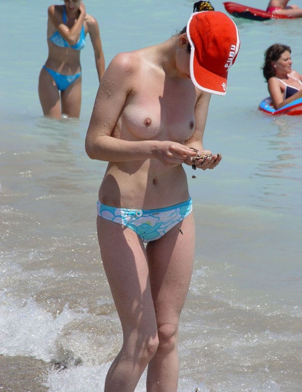 Девчата загорают на пляжах голышом и топлесс 7 фото