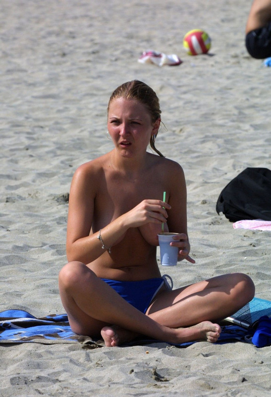 Девчата загорают на пляжах голышом и топлесс 10 фото