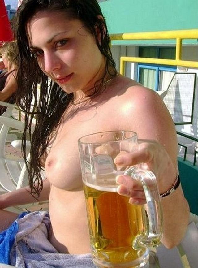 Молодая москвичка пьет пивас и делает селфи нагишом 2 фото