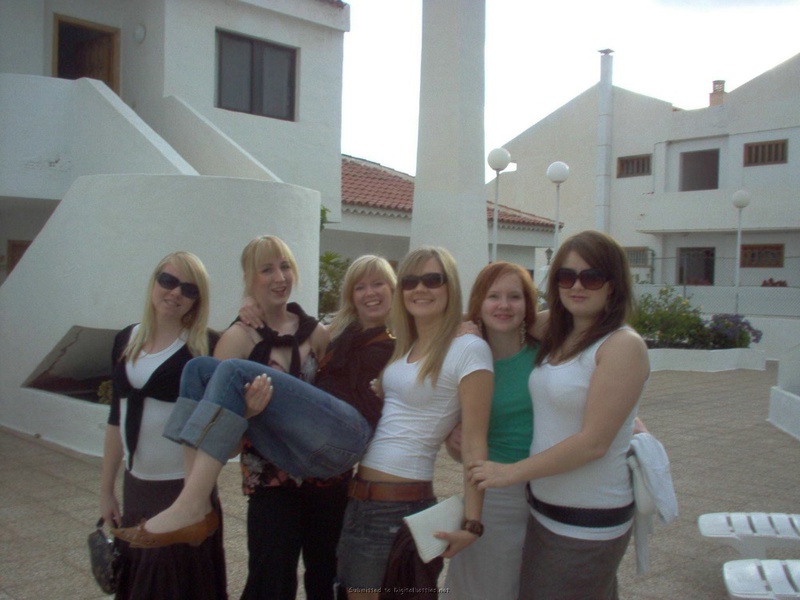 Группа девушек поехала за границу на отдых 5 фото