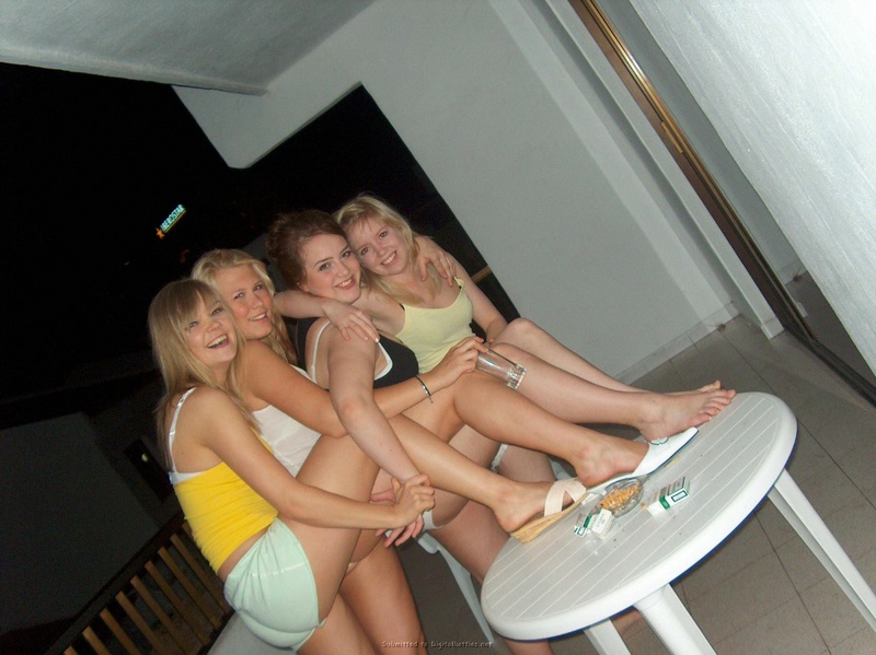 Группа девушек поехала за границу на отдых 3 фото
