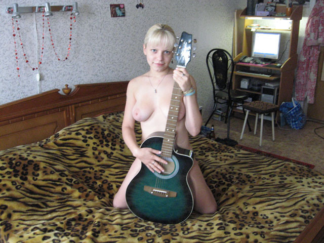Голая блондинка дрочит киску и играет на гитаре 6 фото