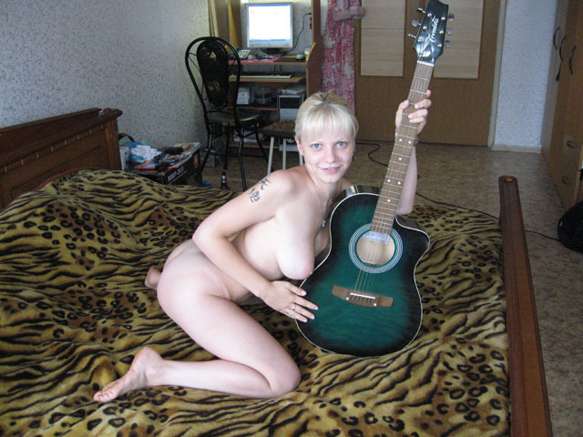 Голая блондинка дрочит киску и играет на гитаре 5 фото