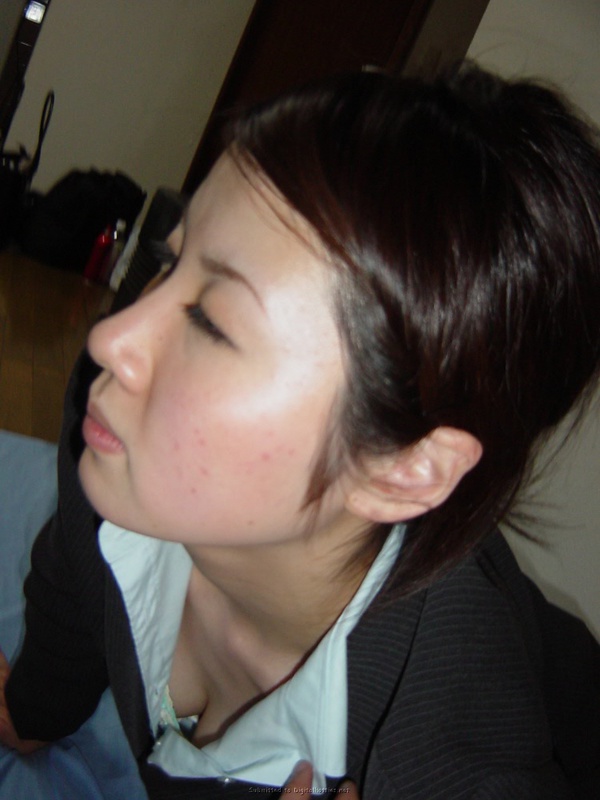 Кореянка с большой грудью раздевается в домашней обстановке 1 фото