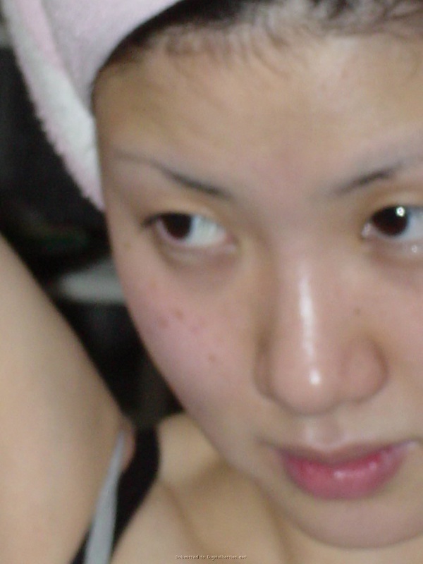 Кореянка с большой грудью раздевается в домашней обстановке 19 фото