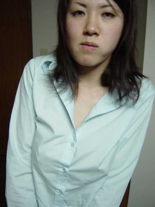 Кореянка с большой грудью раздевается в домашней обстановке 10 фото