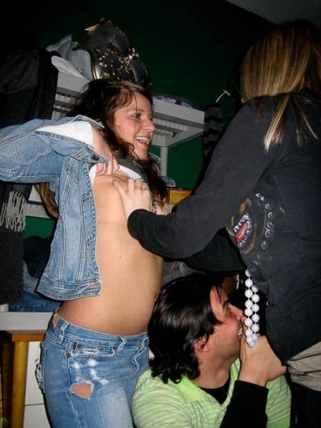 Девушки с тату и пирсингом показывают большие сиськи 8 фото