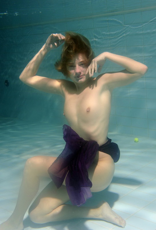 Рыжая пловчиха плавает под водой без одежды 5 фото