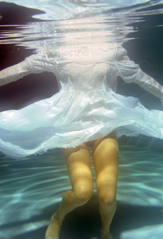 Рыжая пловчиха плавает под водой без одежды 6 фото
