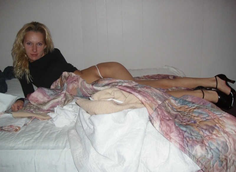 Перевозбужденная блондинка валяется на кроватке 2 фото