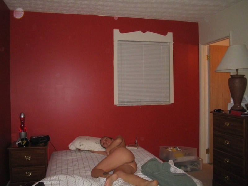 Замужняя мамка разделась в спальне 7 фото