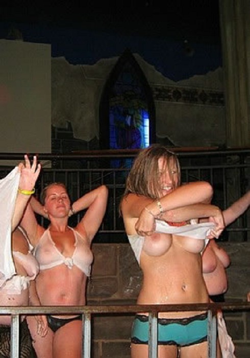 Девушки оголяют большие сиськи во время вечеринки 3 фото