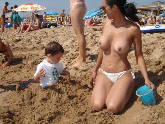 Девушки в трусиках и без них сверкают сиськами на пляже 7 фото