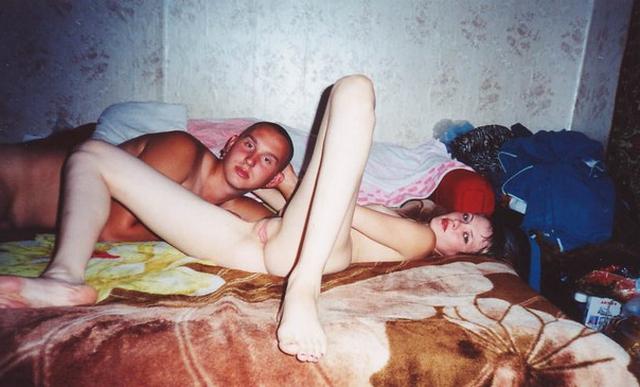 Голые пошлячки от 18 лет на советском диване 8 фото
