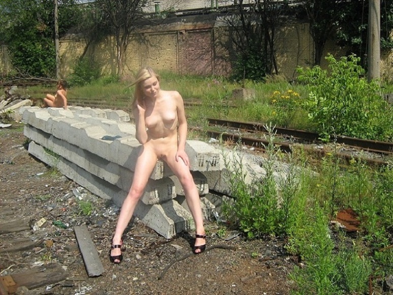 Обнаженные девушки позируют на железной дороге