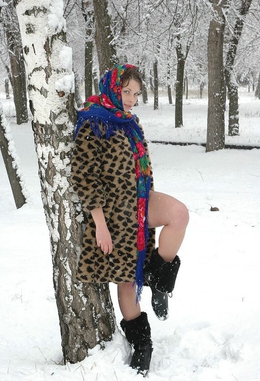 Красивая голая брюнетка с большими сиськами в снегу 1 фото