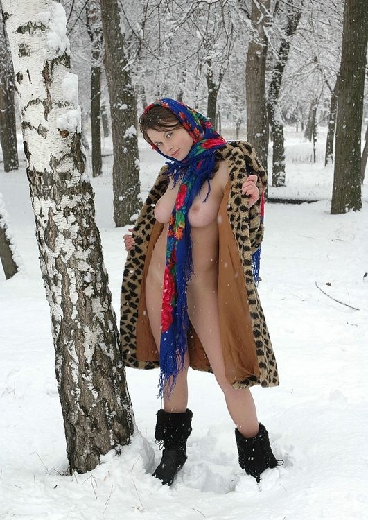 Красивая голая брюнетка с большими сиськами в снегу 3 фото