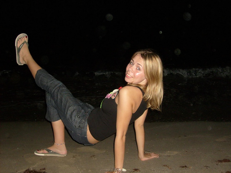Милированная американка отдыхает топлес на пляже 8 фото