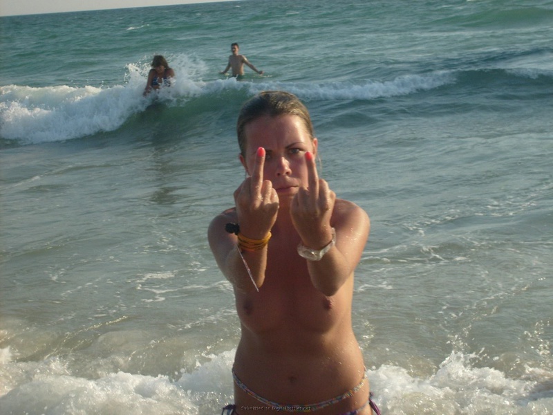 Милированная американка отдыхает топлес на пляже 30 фото