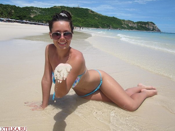 Молодые туристки в сексуальных бикини загорают на пляже 12 фото