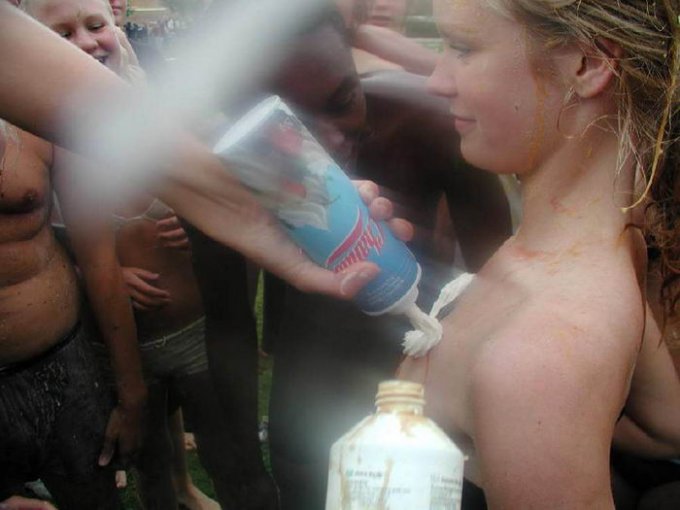 В сеть попали снимки голых американок на фестивале 4 фото