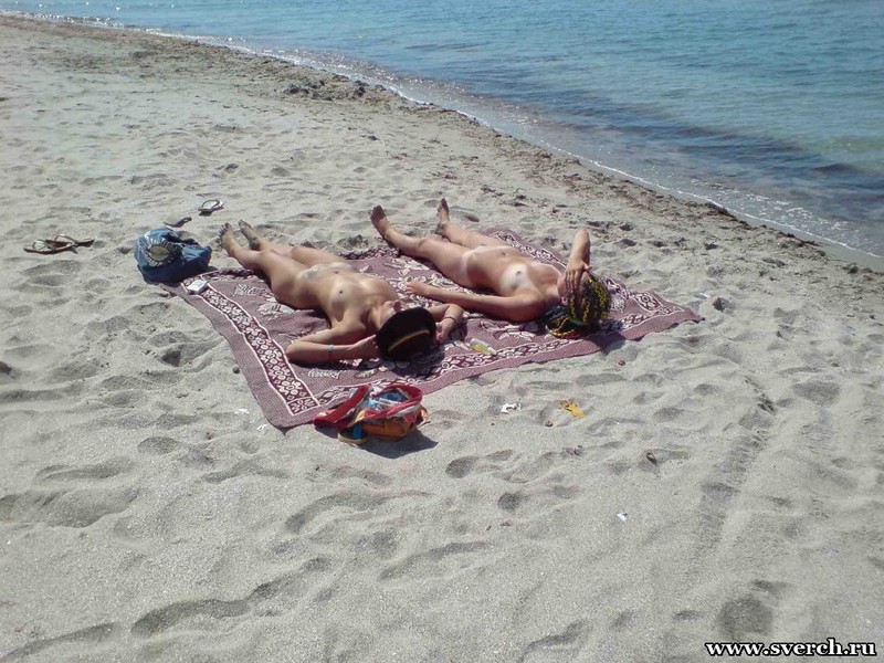 Обнаженные нудистки загорают на пляже 8 фото