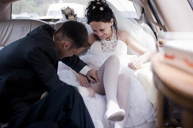 Задорные невесты в подвенечном платье 10 фото