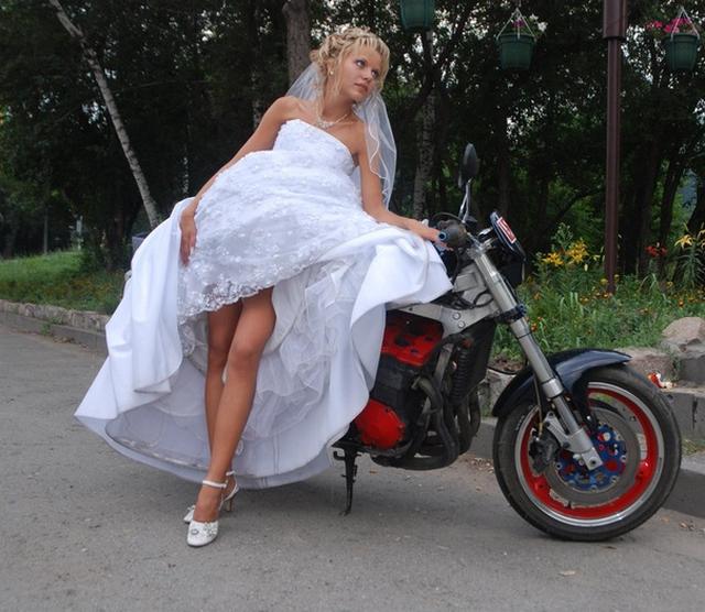 Задорные невесты в подвенечном платье 21 фото