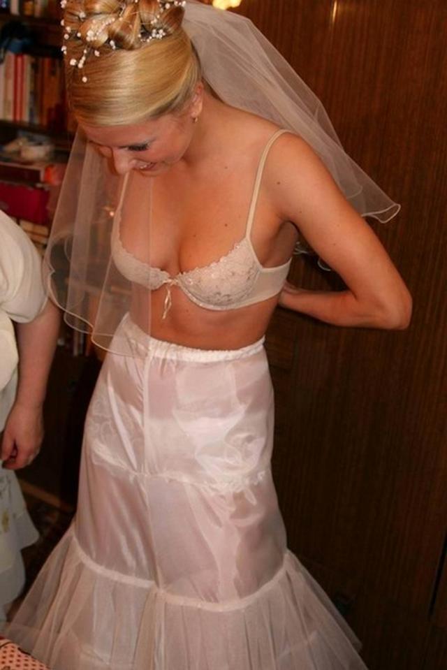 Задорные невесты в подвенечном платье 12 фото