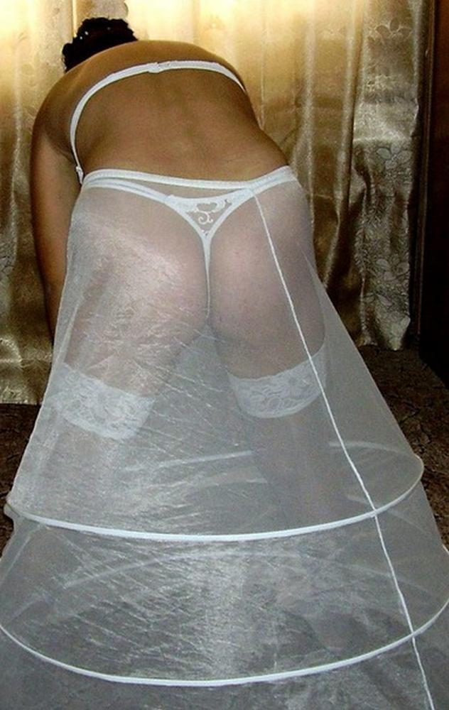 Задорные невесты в подвенечном платье 19 фото