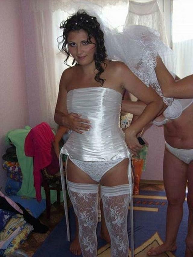 Задорные невесты в подвенечном платье 22 фото