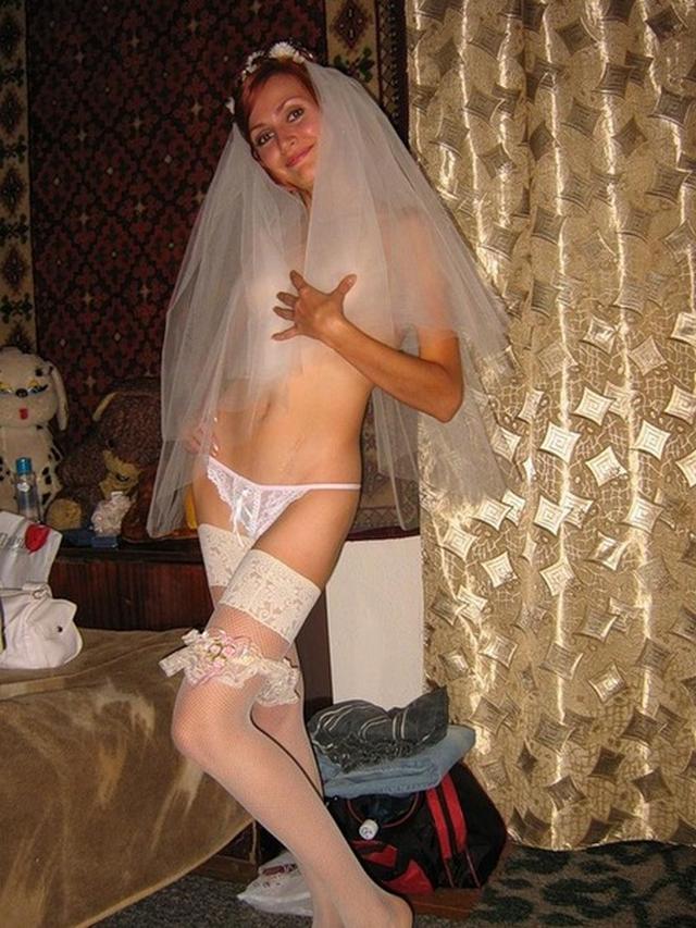 Задорные невесты в подвенечном платье 20 фото